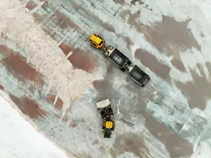 Lorry: Excavator and lorry at a harvesting pan of the Walvis Bay Salt works