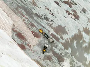 Lorry: Excavator and lorry at a harvesting pan of the Walvis Bay Salt works