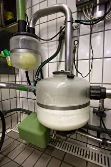 Stalling: Expansion tank in a milking stall Italy