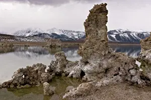 Mono: Exposed tufa pinnacles in Mono Lake, Lee Vining, in winter