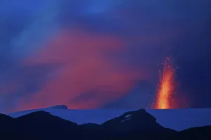 2010: Eyjafjallaj?? ?kull Erupting, Iceland