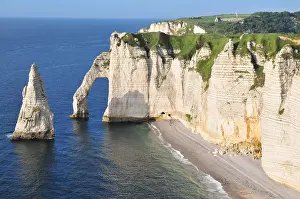 Seashore: Falaise dAval cliff, cliffs, Etretat, Caete dAlbatre