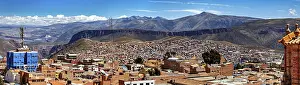 Cities: Far-reaching panorama with cityscape and surrounding mountains under a clear sky
