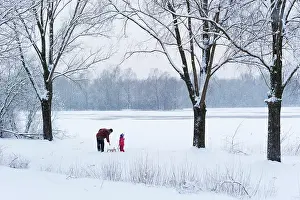 Sledge: Father and child with sledge in snow-covered forest