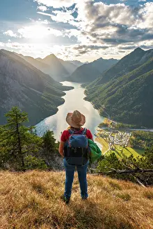 Plansee: Female hiker with a sun hat looking into the distance