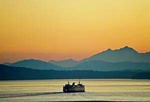 Ferry: Ferry leaves Seattle's waterfront to an