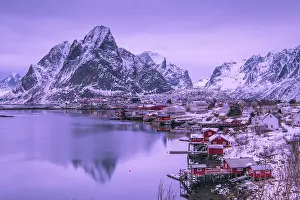 Norwegian: Fishermen's Village in front of snowy mountain range at the