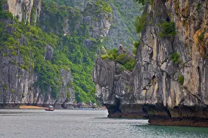 Phone: Fishing boat near karst formations, Cat