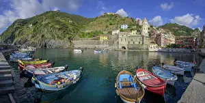 Mooring: Fishing boats in the harbour, Vernazza, province