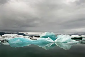 Melted: Floating Ice in J?kulsar n Glacier Lake