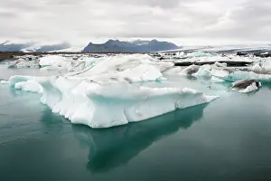 Melted: Floating Ice in J?kulsar n Glacier Lake