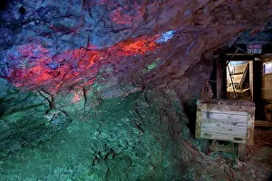 Mining: Mine with Fluorescent Minerals