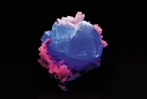 Fluorescence: Fluorite with quartz in UV light