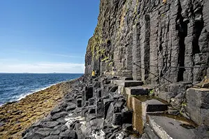 Rope: Footpath with steps and safety rope along the ba