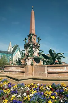 University: Fountain and monument in center of Augustus