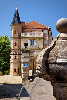 Villa: Fountain and villa in Valensole, Provence