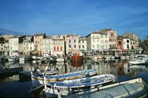 Towns: FRANCE - Cassis harbour and fishing boats