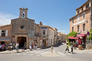Housing: France, Provence, Gorde. Tourists in town