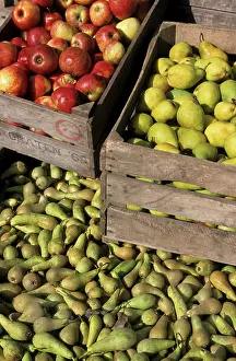 Pears: Fruit - Apples and pears in boxes