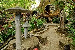 Crazy: Garden, overgrown, mushroom and women's head sculptures
