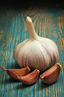 Onion: Garlic and cloves on old wooden background