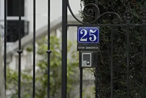 Railing: Gate with dangerous dog mention France