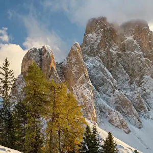 Dolomite: Geisler mountain range in the dolomites of the Villnoss