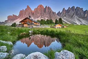 Adige: Geisleralm with Geisler group and alpenglow, reflection
