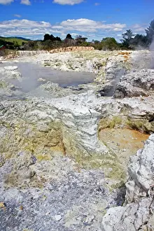 Zeland: Geothermal activity - sulphur rocks and lake
