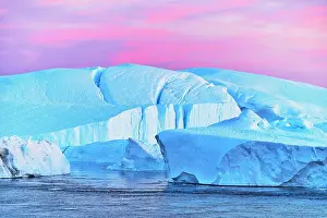 Hour: Gigantic icebergs in the light of the blue hour