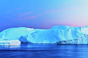 Hour: Gigantic icebergs in the light of the blue hour
