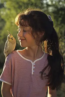 Aestival: Girl with Cockatiel elegant on the shoulder