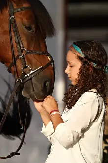 Halter: Girl harnessing his horse - Senegal
