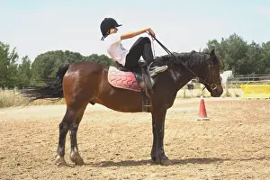 Student: Girl on horseback Exercice before rider starting