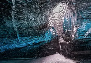 Islets: Glacal cave in Vatnajoekull Nationalpark, Icelan