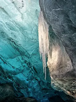 Bleak: Glacial cave in the Breidamerkurjoekull