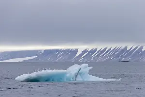 150518: Glacial ice formations along the Hinlopenstreet