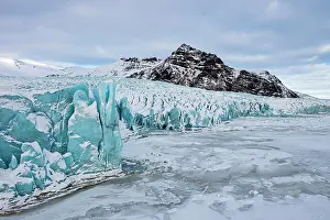 Fjallsrln: Glacier break-off and snow-covered icebergs in t