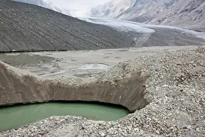 Retreating: Glacier foreland and disintegration moraine