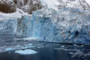 Drygalski: Glacier ice in Drygalski Fjord