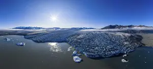 Glaciers: Glacier and mountains of the Vatnajokull glacier