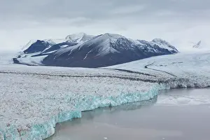 Debouches: Glacier Osbornebreen and Vintervegen debouches into