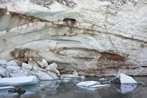 Retreat: Glacier snout of Schlatenkees. The ice shows