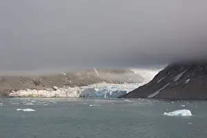 Calving: Glacier Waggonwaybreen calving into Magdalenefjord