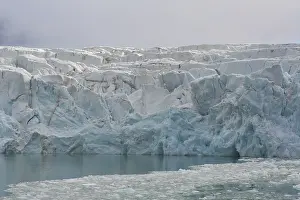 Calving: Glacier Waggonwaybreen calving into Magdalenefjord