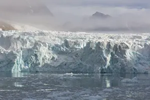 Calving: Glacier Waggonwaybreen calving into Magdalenefjord