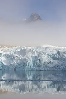 Calving: Glacier Waggonwaybreen calving into Magdalenefjord