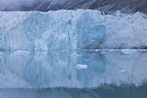Calving: Glacier Waggonwaybreen calving into Magdalenefjord
