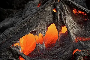 Reykjanes: Glowing lava, lava flow, Fagradalsfjall table volcano