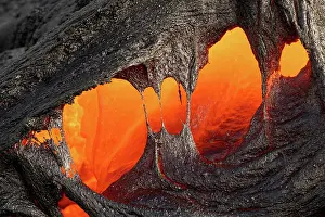 Reykjanes: Glowing lava, lava flow, Fagradalsfjall table volcano